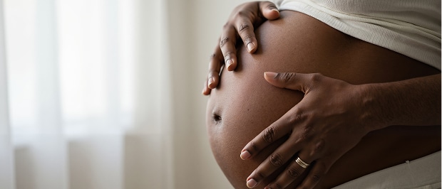 Ventre d'une femme noire enceinte