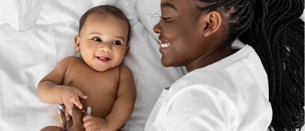 Une mère noire et son bébé métisse